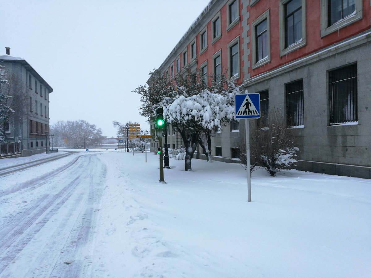 Las calles de vila estn innacesibles por la nieve pese al trabajo...