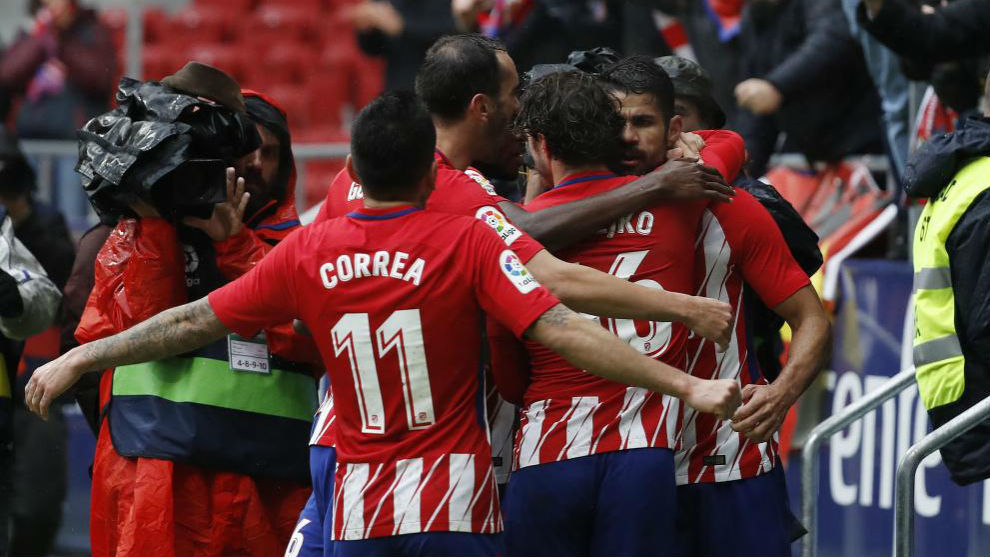 Los jugadores del Atltico festejan el gol de Costa ante el Getafe.