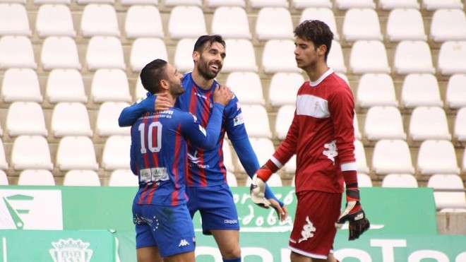 Enric Gallego celebra junto a Kike Mrquez uno de los goles