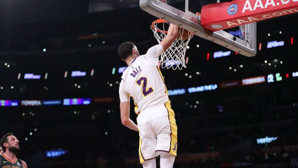 Lonzo Ball machaca el aro con los Lakers