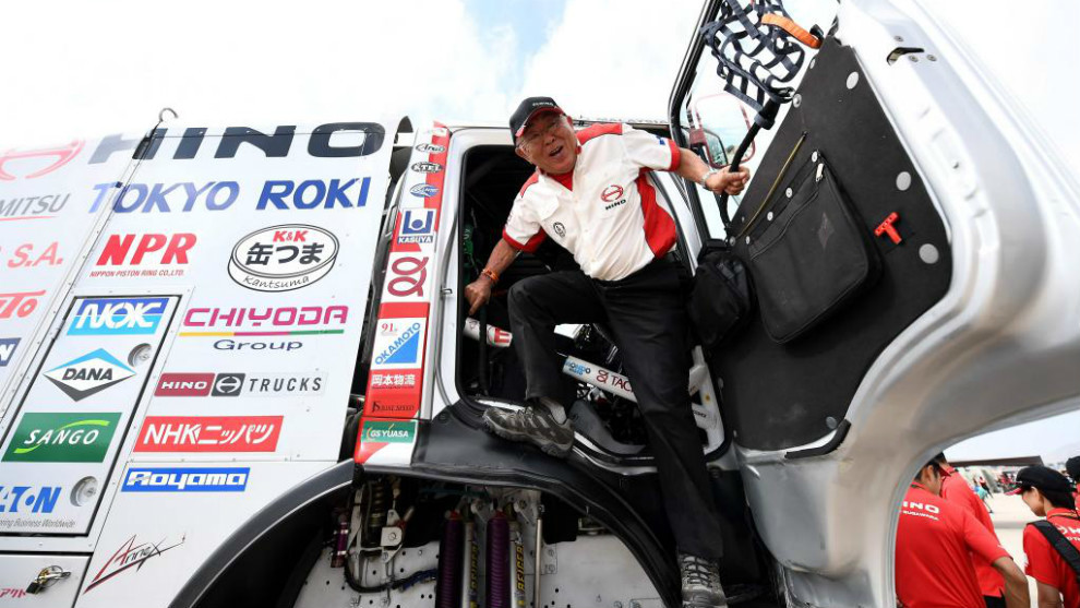Yoshimasa Sugawara (76 aos) en el Dakar 2018 saltando de la cabina...