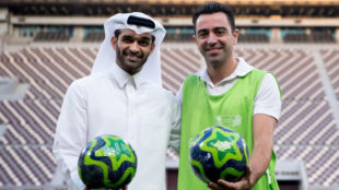Xavi junto a Hassan Al Thawadi, secretario general del Mundial 2022.