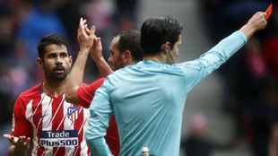 Munuera Montero muestra la roja a Diego Costa.