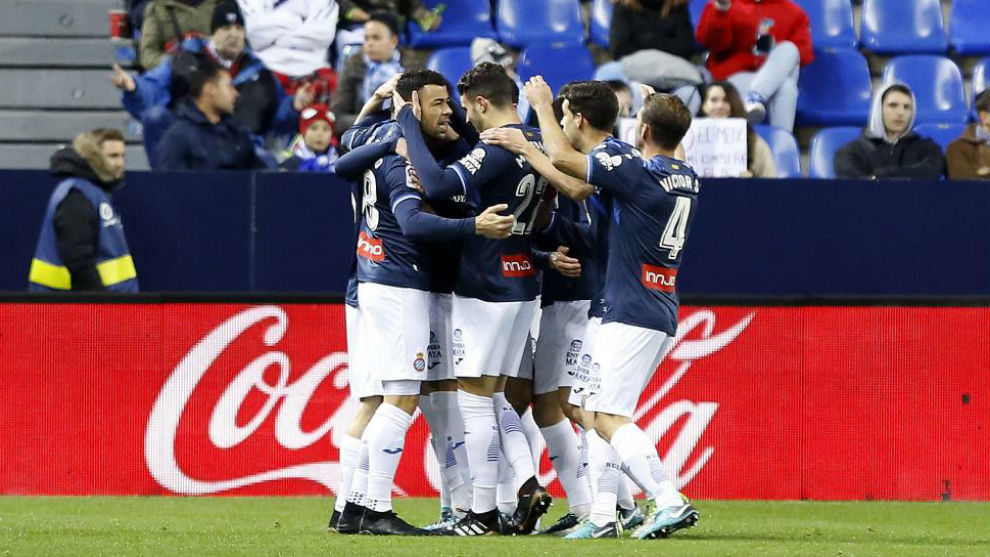 Los jugadores del Espanyol celebran el gol de Sergi Darder en La...