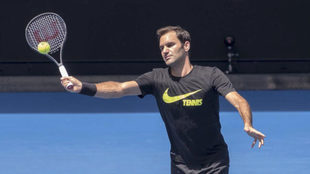 Roger Federer entrenndose en la pista de Melbourne