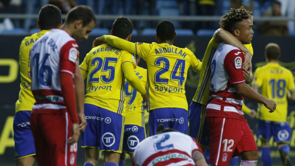 Los jugadores del Granada se lamentan tras el gol de Kecojevic