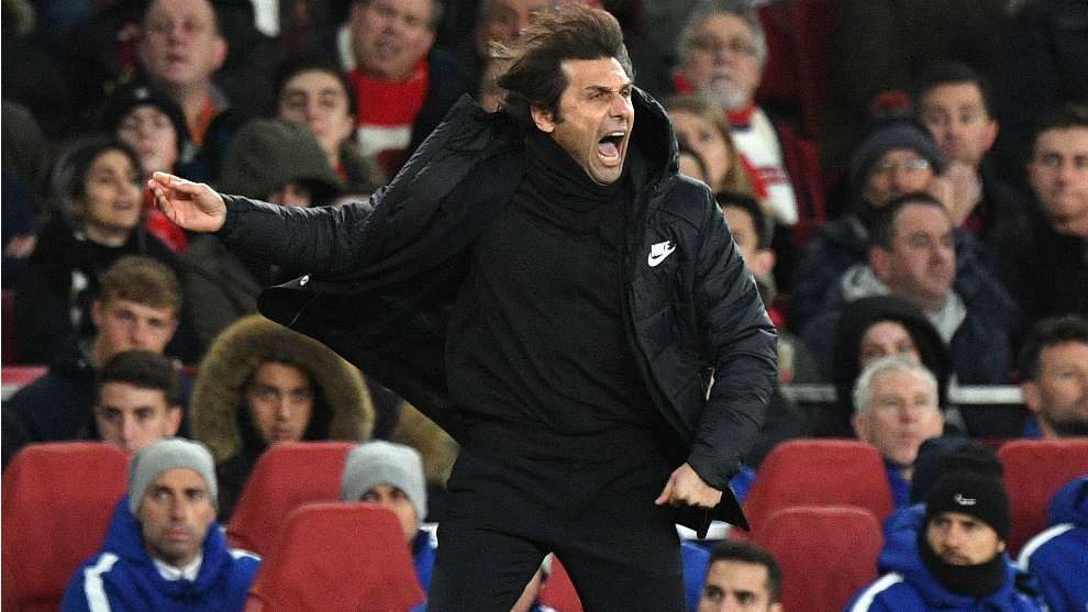 Conte gesticula durante un partido con el Chelsea.