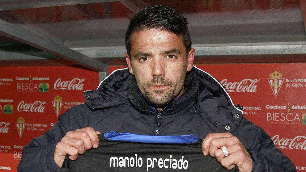 Nacho Novo posa con una camiseta en homenaje a Manolo Preciado.