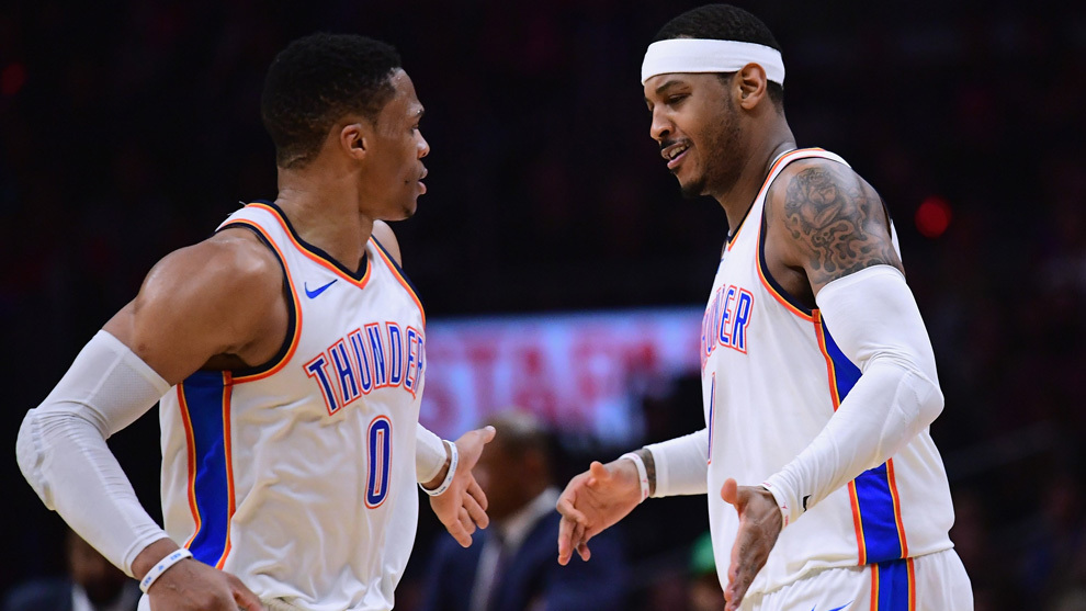 Russell Westbrook charla con Carmelo Anthony