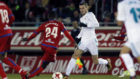 Bale, ante Diamanka en el partido de ida.