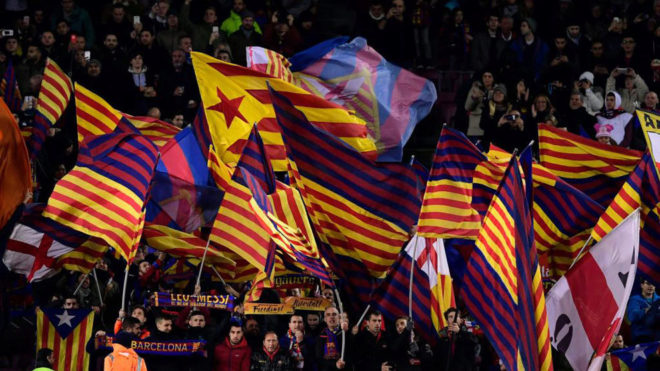 Banderas en el Camp Nou.