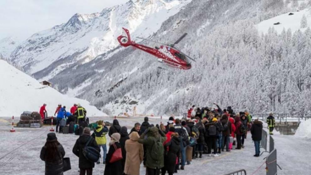 Un grupo de turistas esperan ser evacuados en helicptero