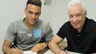 Lautaro, firmando su nuevo contrato con Racing.