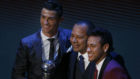 Cristiano Ronaldo, Neymar y el padre del brasileo en la gala de la...