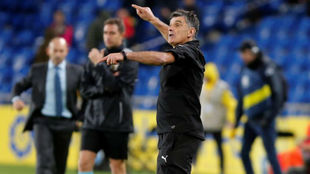 Mendilibar da indicaciones durante el partido ante Las Palmas.