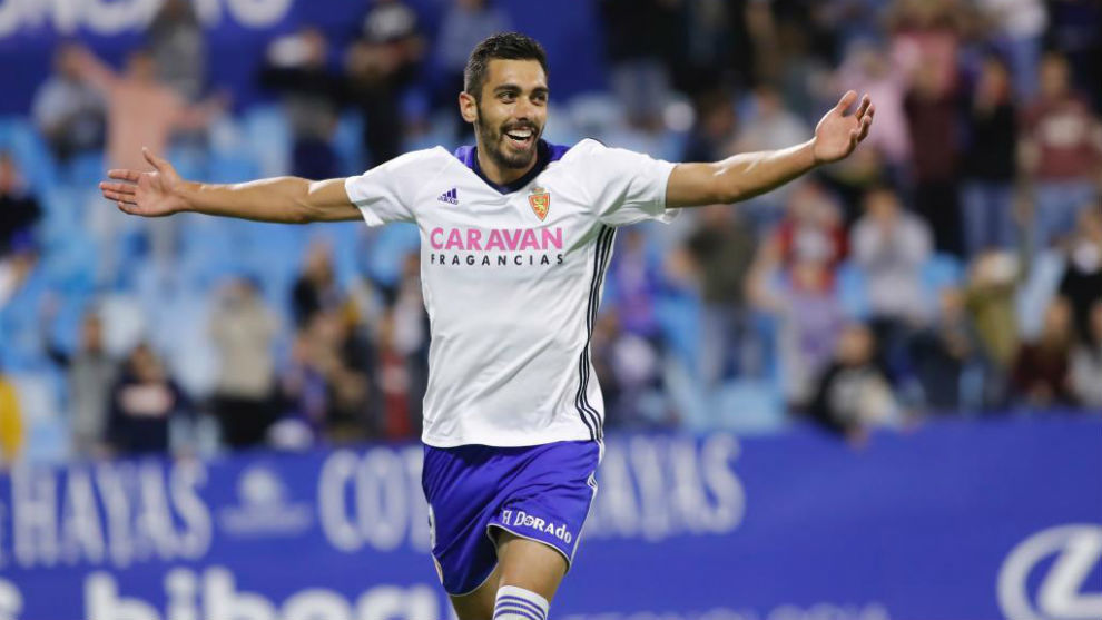 Borja Iglesias celebra un gol en La Romareda.
