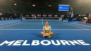 Anabel Medina posa en la Rod Laver Arena de Melbourne Park.