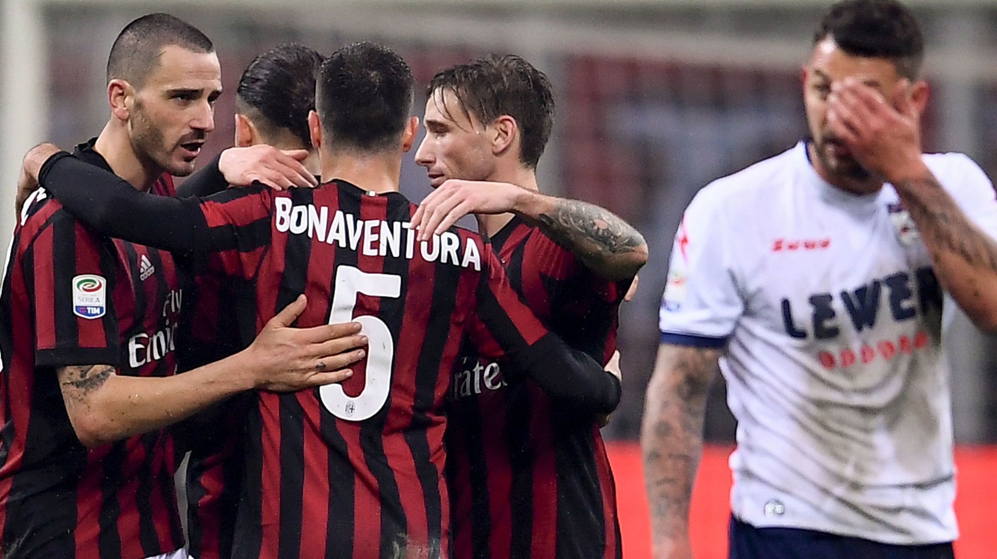 El defensa Leonardo Bonucci celebra el final del partido del AC Milan-...