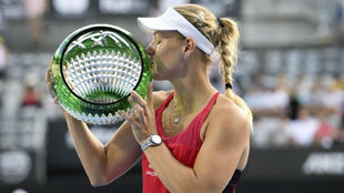 Angelique Kerber besando el trofeo de campeona en Sidney.