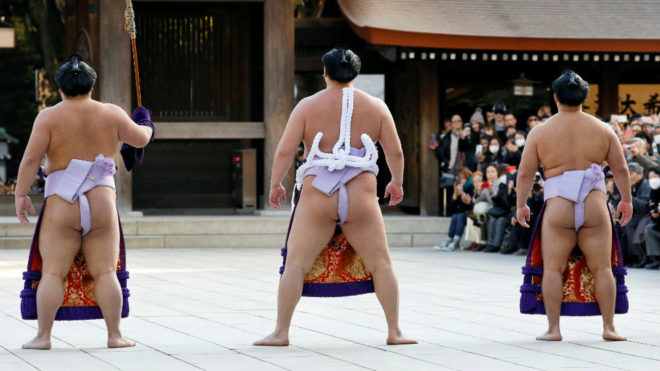 Tres luchadores de sumo en el Torneo de Ao Nuevo.