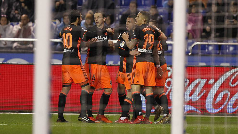 El Valencia celebra el segundo gol, marcado por Rodrigo.