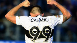 Cassano celebra un gol con la camiseta del Parma.