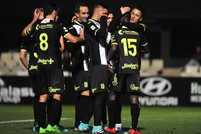 Los jugadores del Cartagena celebran uno de los goles ante El Ejido...