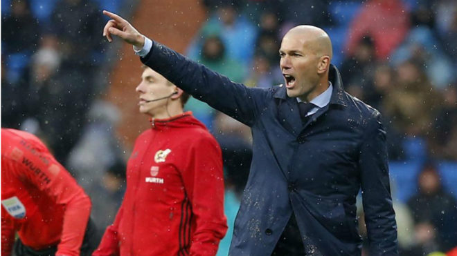 Zidane, dando instrucciones a sus jugadores en el partido ante el...