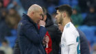 Zidane da instrucciones a Asensio ante el Villarrea.