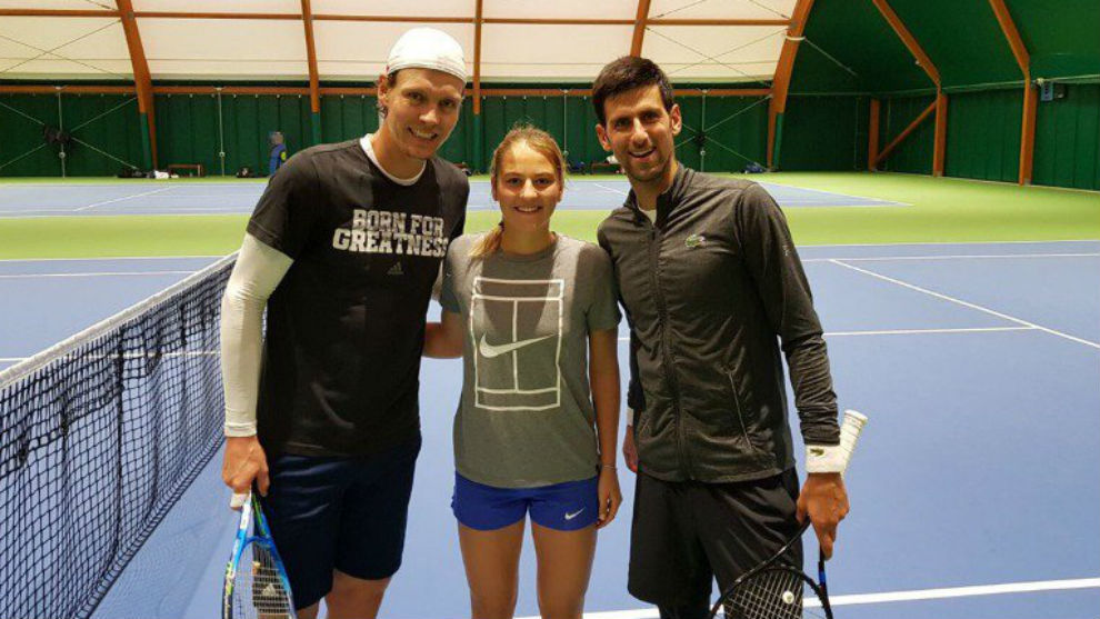 Kostyuk, al lado de Berdych y Djokovic