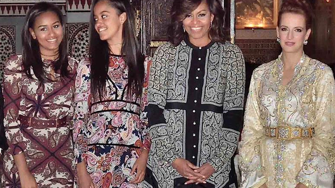 Michelle Obama, con sus hijas Sasha y Malia, posan con la princesa...