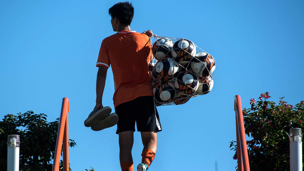 Un futbolista chino se dirige a un entrenamiento con su equipo, el...