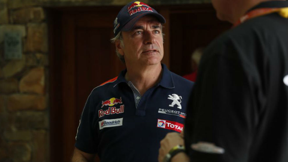 Sainz, antes de entrar a declarar ente los comisarios de la FIA.