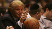 Donald Trump, en primera fila durante un partido de los Knicks.