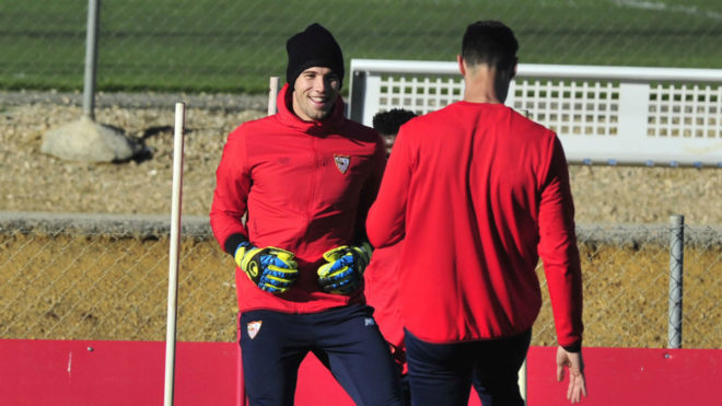 David Soria, en un entrenamiento del Sevilla.