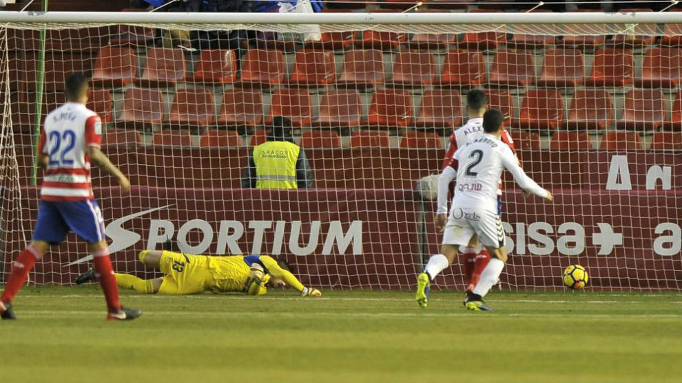 El primer gol encajado por el Granada ante el Albacete el domingo.