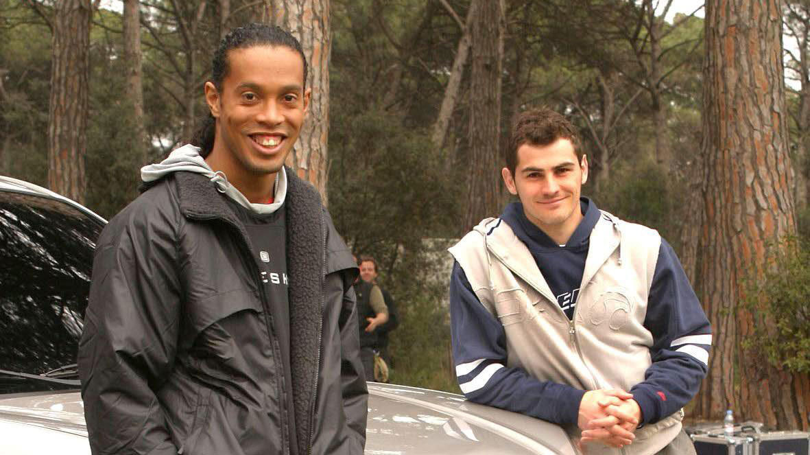 Ronaldinho e Iker en una camapaa de 2005