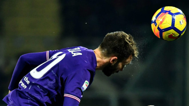 Pezzella despeja un baln de cabeza en un partido con la Fiorentina.