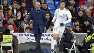 Zidane, dando instrucciones al equipo, con Asensio en primer plano.