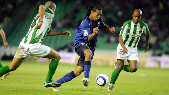 Ronaldinho, seguido por Assunao en el Villamarn, en la 2004-05.