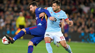 Jonny pelea un baln con Messi