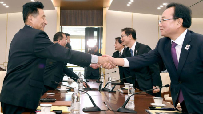 Los miembros de las dos delegaciones se estrechan la mano tras...