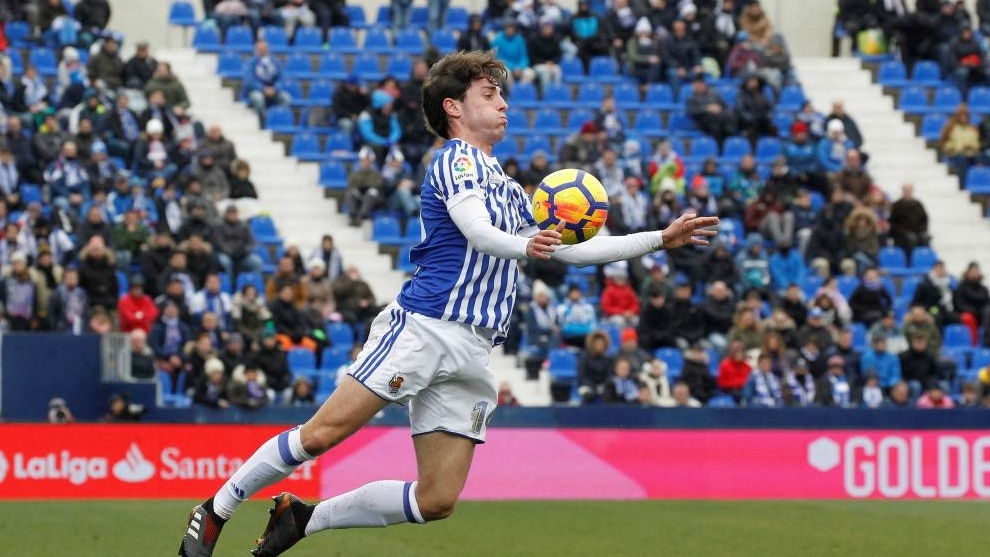 lvaro Odriozola (22) controla el baln en un partido con la Real...