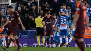Los jugadores del Espanyol celebran su gol ante la desolacin de los...