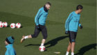 Benzema conduce un baln en el entrenamiento en Valdebebas.