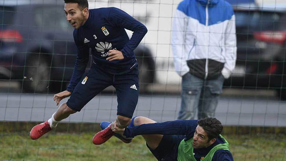 Varela salta ante Hctor Verds en un entrenamiento del Oviedo