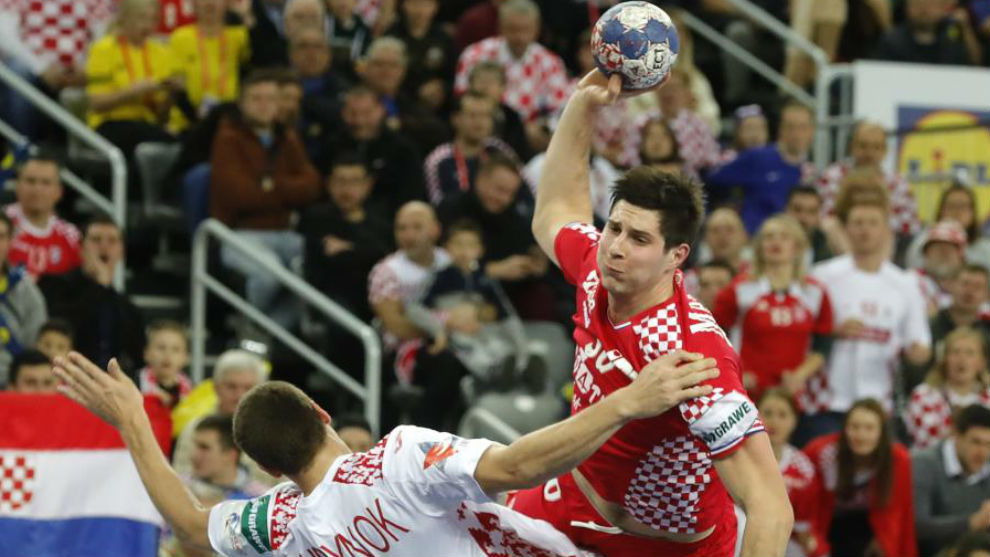 El croata Mamic ante el bielorruso Andrei Yurynok, durante el partido...