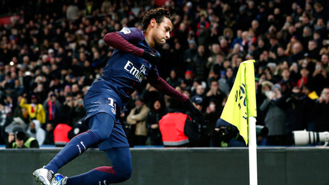 Neymar celebra uno de sus goles al Dijon.