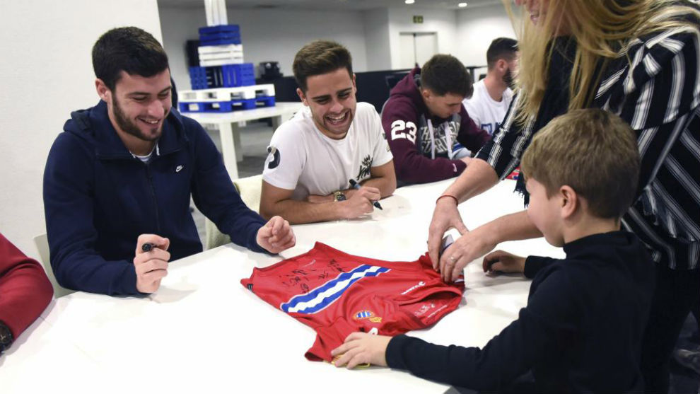 Aarn y Melendo firman la camiseta a un joven aficionado