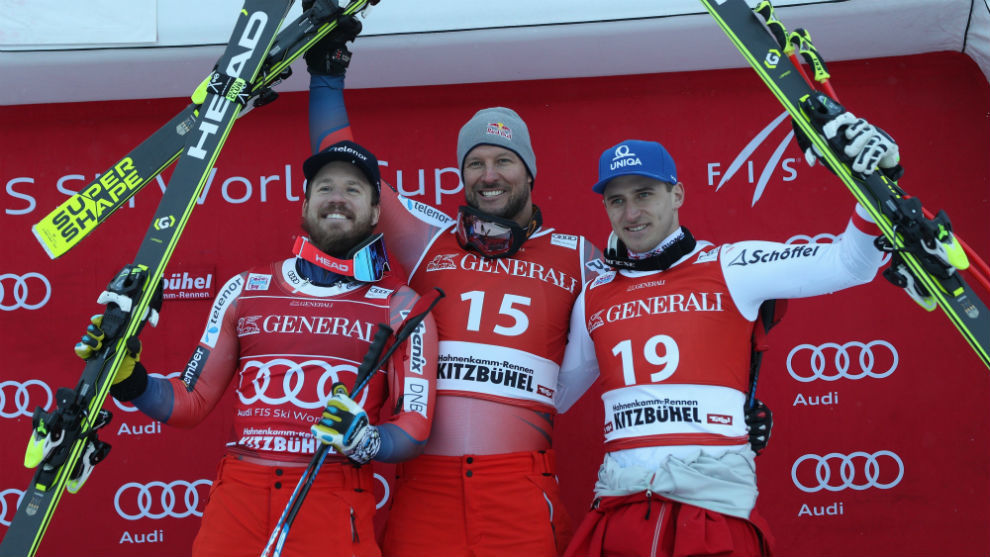 Svindal (en el centro) en el podio entre Matthias Mayer (derecha) y...